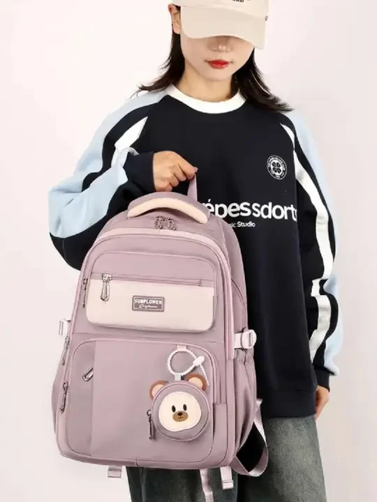 #上热门  #学生书包 #大容量 #双肩包 #总有一款适合你 。哇塞！还在愁找不到合适书包？这款书包简直是学生党的新选择！它专为初高中、小学五六年级女生打造，时尚颜值很高，背着瞬间成为校园焦点。它主要