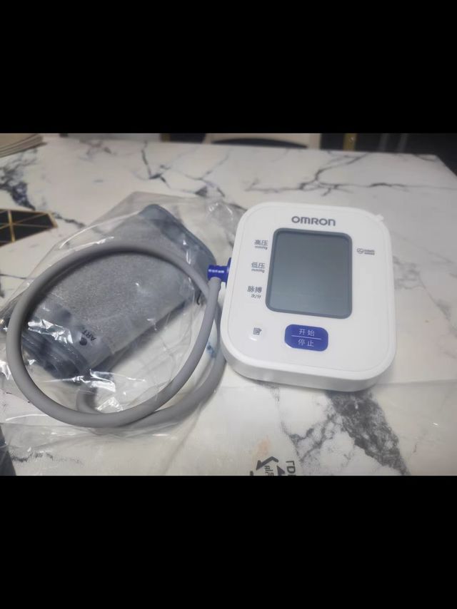欧姆龙血压计医用高精准血压测量仪官方旗舰店全自动家用测压仪器
