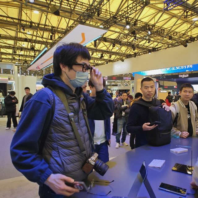 AWE2025观展团 | 又来玩雷鸟智能眼镜了，让AR变得更轻便更亲民