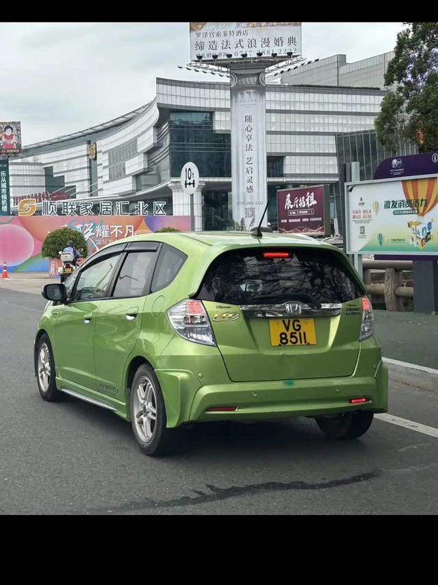 【悭油豪杰】Honda Fit Hybrid 10th Anniversary(GP1前期日规型)(2011-2012)
本田飞度在GP1代增加了混动车型的配置，油耗可达为 30 km/L ，名为“F