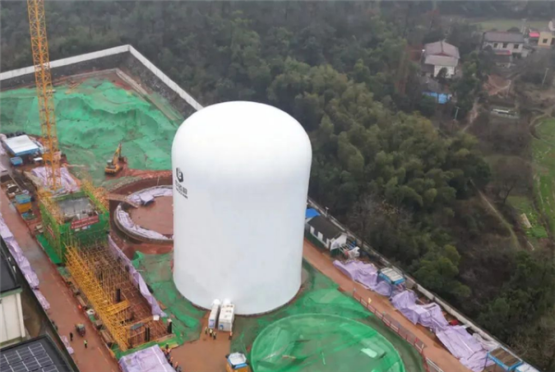 高达33米!我国首座9000吨级气膜粮仓充气成型