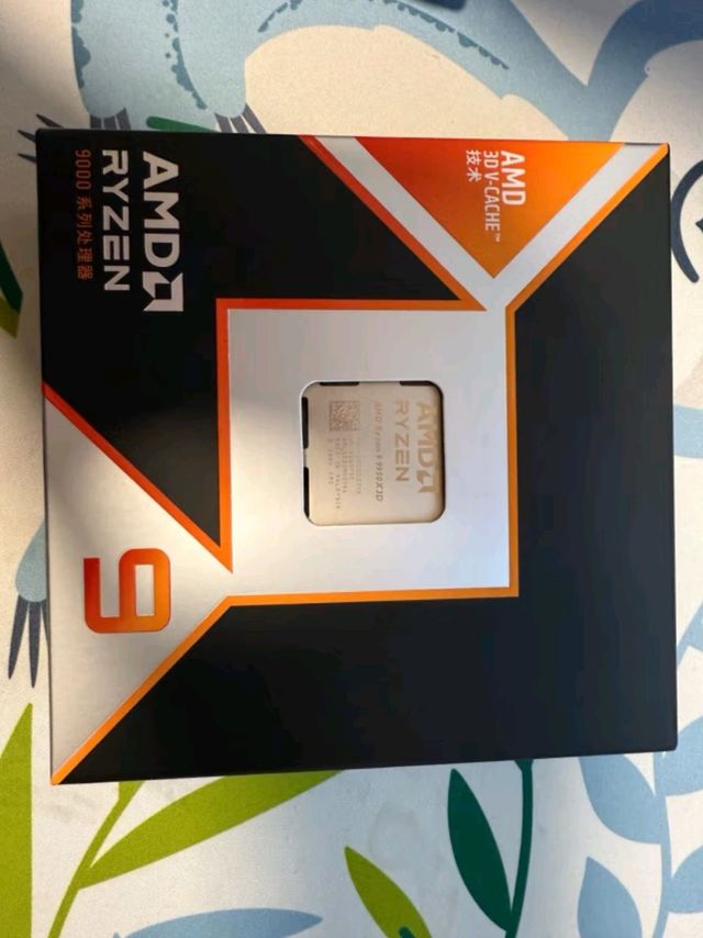 AMD 锐龙9 9950X3D处理器，16核32线程怪兽级性能。