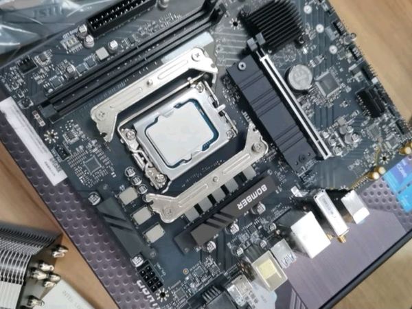微星B760M BOMBER WIFI主板套装，携手英特尔12代I5 12490F。