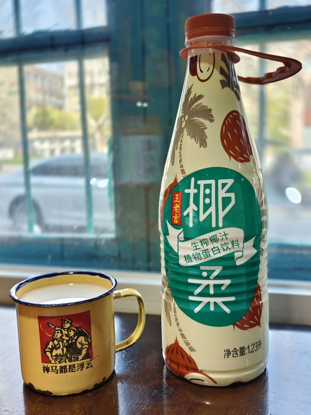 冬天吃火锅喝王老吉凉茶，春天吃大餐喝王老吉椰水！