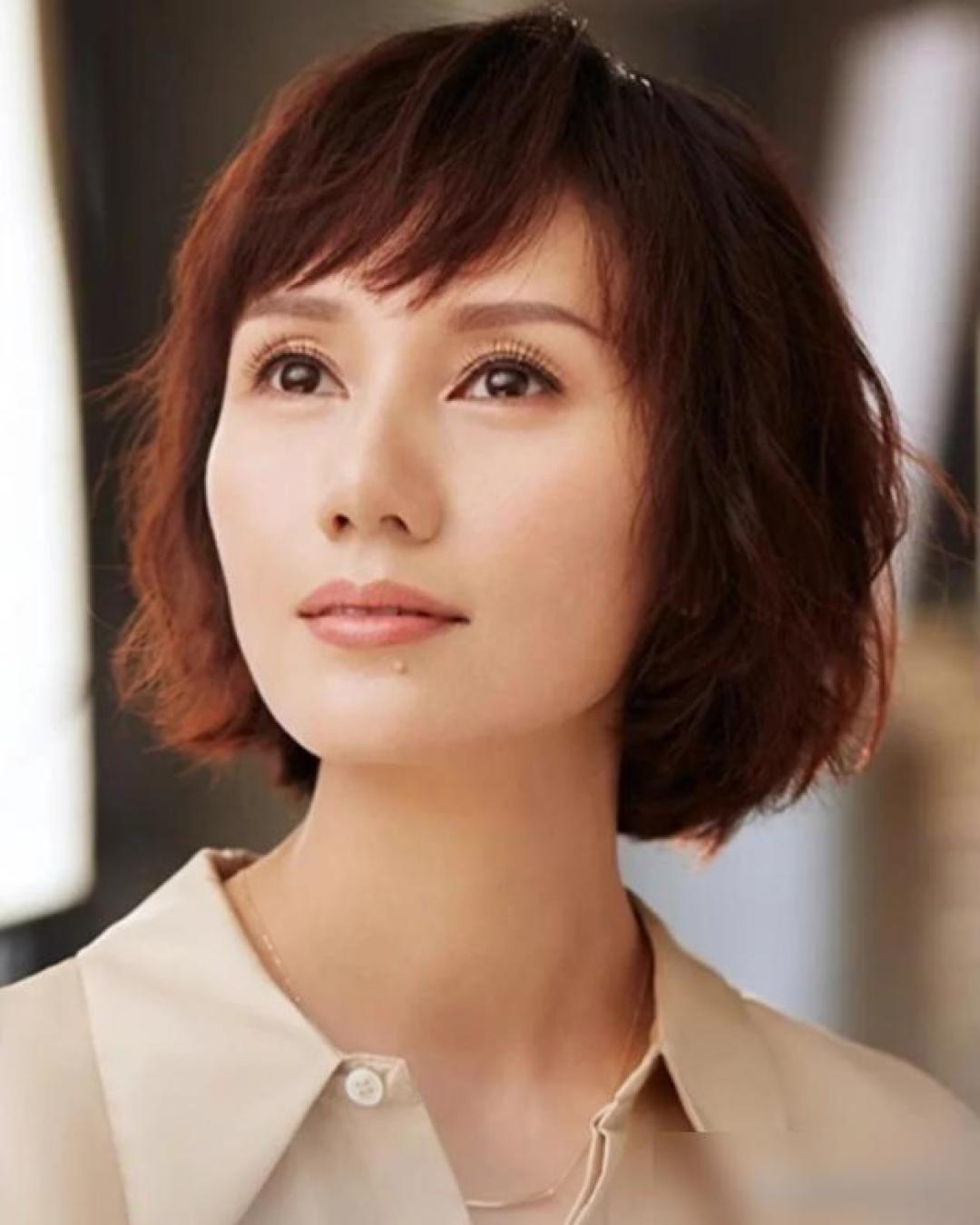 46岁袁泉短发惊艳:中年女性不扮嫩更气质!这3招太绝了