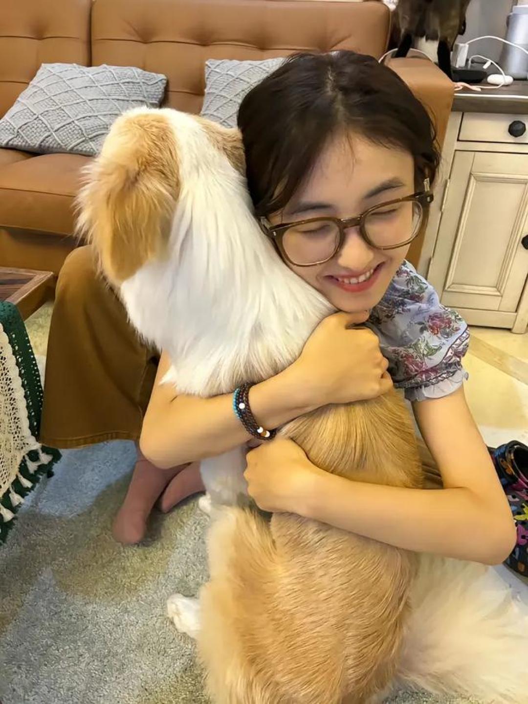 张子枫收养塔塔背后:一场戏里戏外的双向治愈