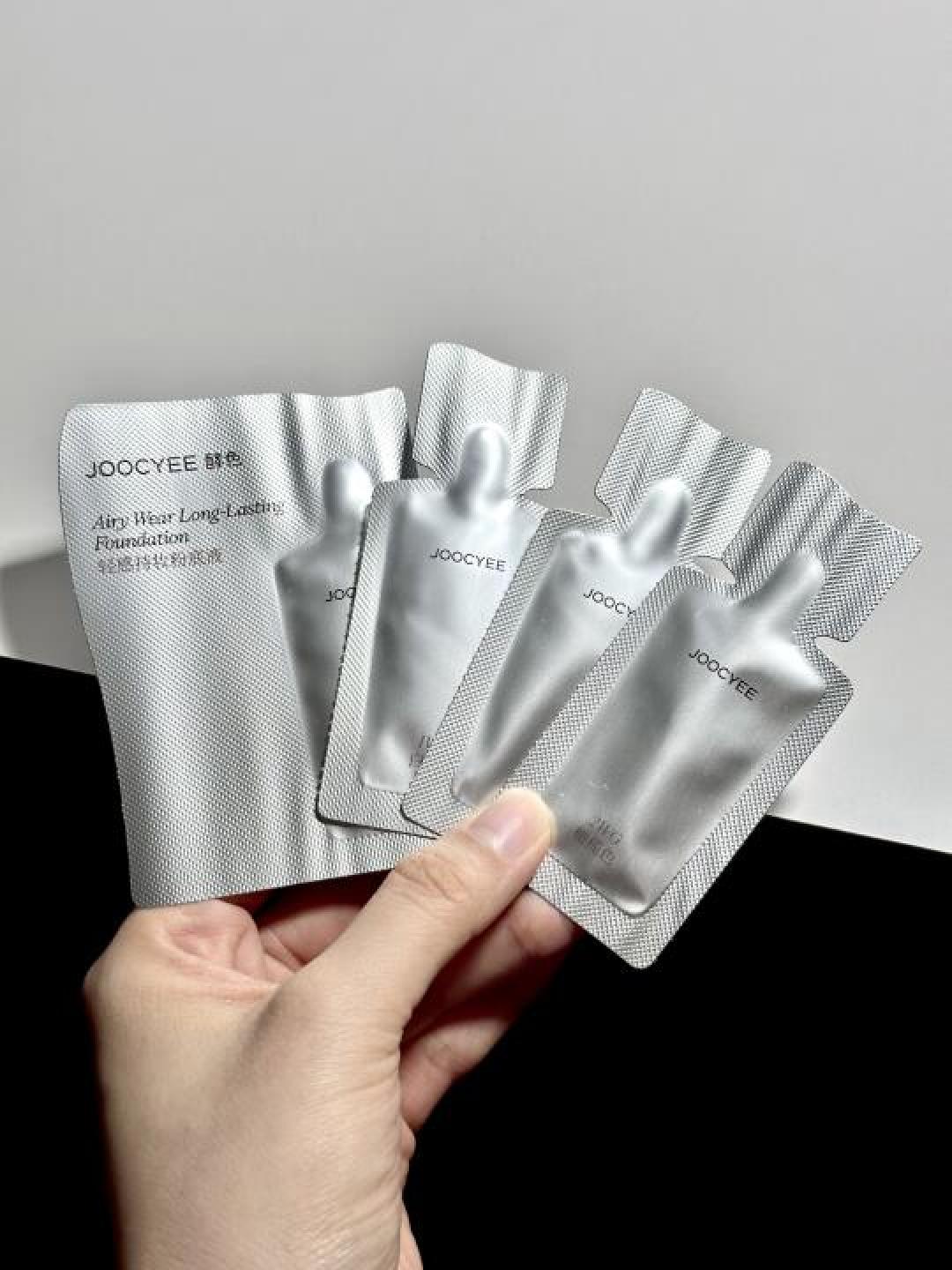 酵色弹性持妆小银盖粉底液实测:防蹭透气抗暗沉黑科技
