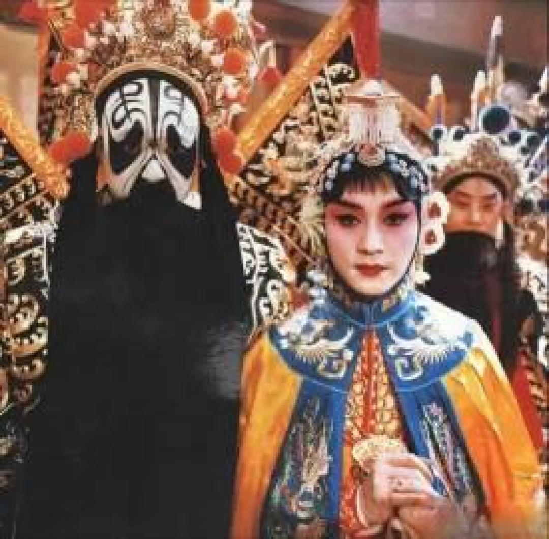 血色戏服蒙尘时,灵魂在剑鸣中永生——解码《霸王别姬》的戏梦人生