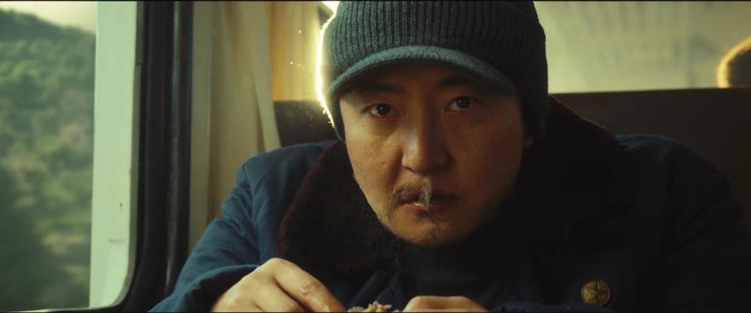 郭京飞“毁容式”演技封神!啃鸡腿假胡子脱落那刻,观众集体破防