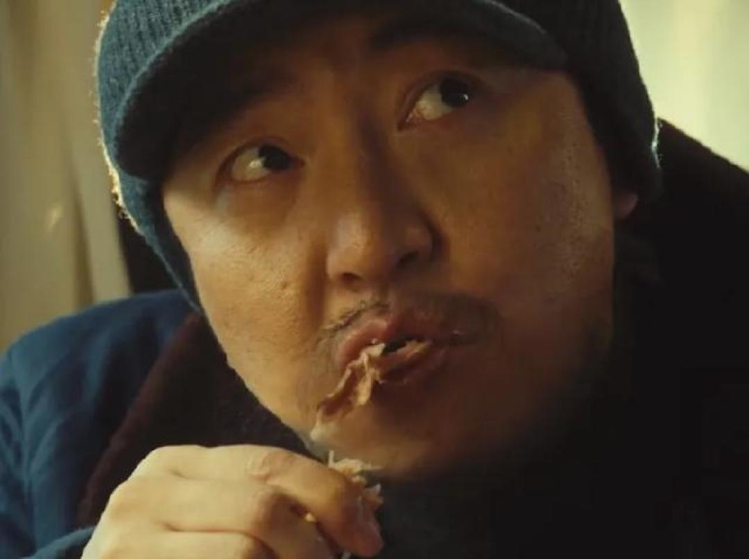 郭京飞“毁容式”演技封神!啃鸡腿假胡子脱落那刻,观众集体破防
