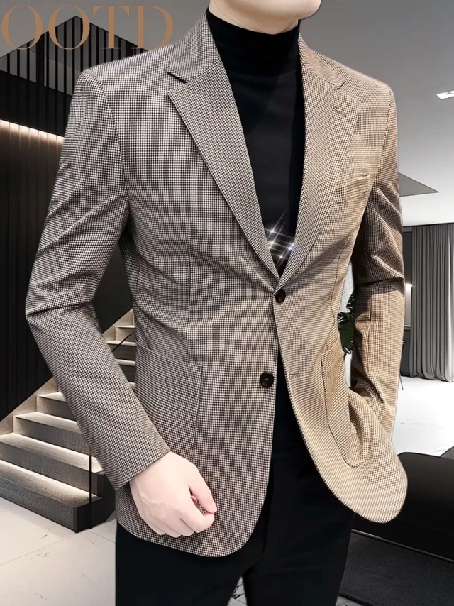 一件西装，进阶痞帅型男！2025全新款，千鸟格痞帅高级感男士西服闪亮登场，专为追求质感的男士打造。 
利落线条勾勒出潇洒身姿，经典千鸟格纹自带复古高级感，让你轻松摆脱单调。肩部立体剪裁，贴合身形，举手