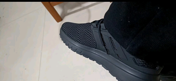 阿迪达斯休闲运动鞋