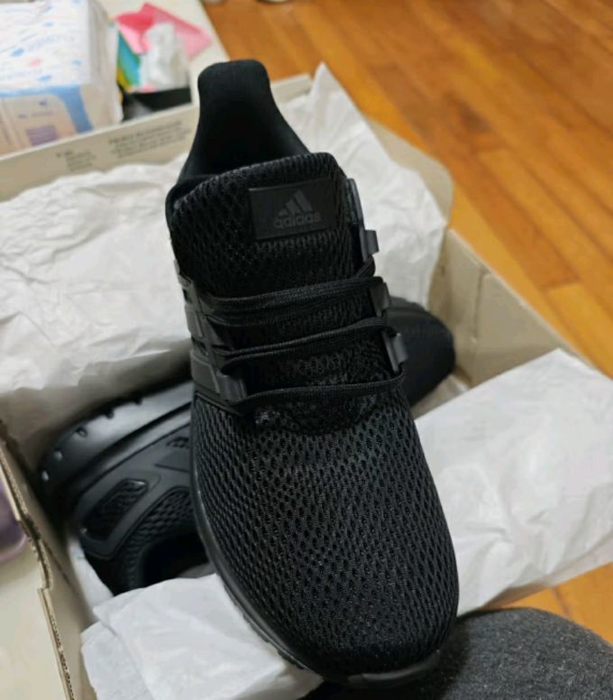 阿迪达斯休闲运动鞋