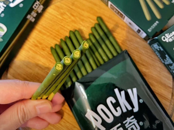 抹茶味百奇巧克力饼干，抹茶脑必备