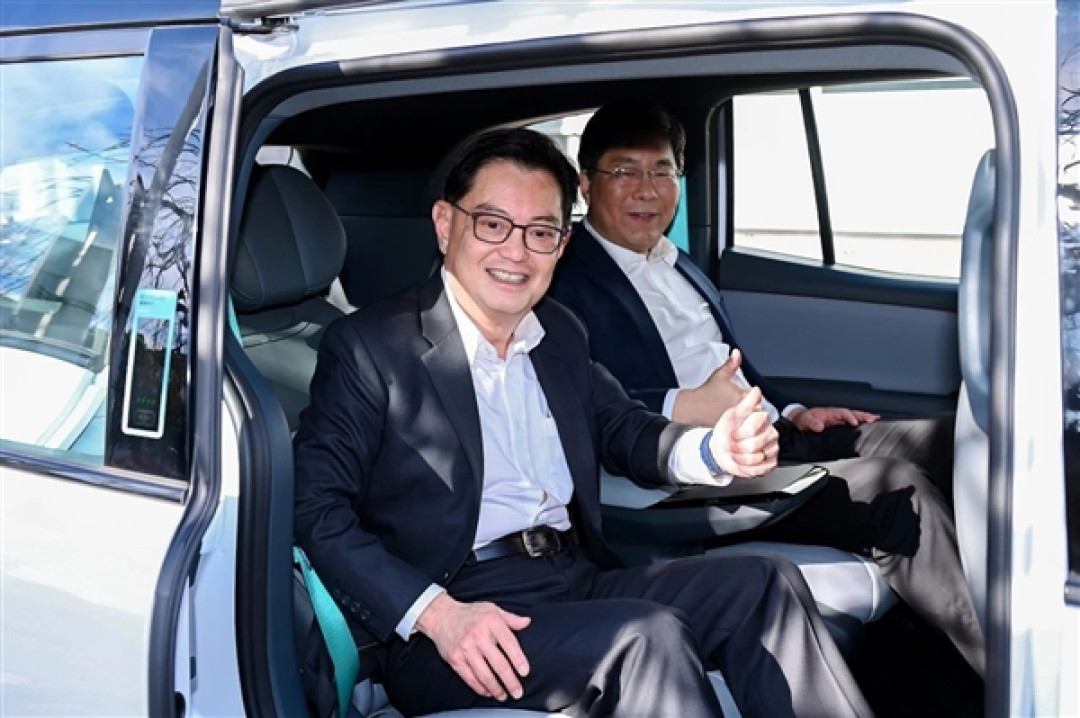 新加坡副总理到访百度!试乘萝卜快跑直竖大拇指点赞