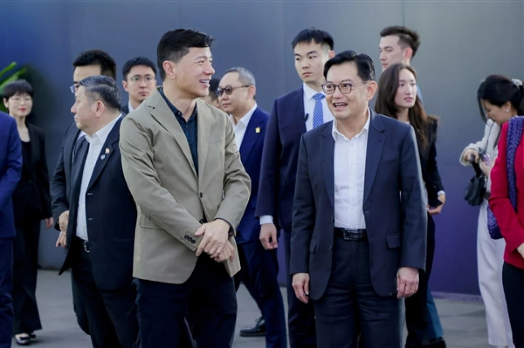 新加坡副总理到访百度!试乘萝卜快跑直竖大拇指点赞