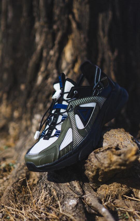 这一点也不像2xx的机能户外凉鞋啊！