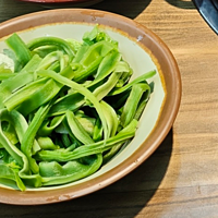 春日微醺饮美酒，情定泸州老窖香