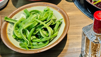 春日微醺饮美酒，情定泸州老窖香