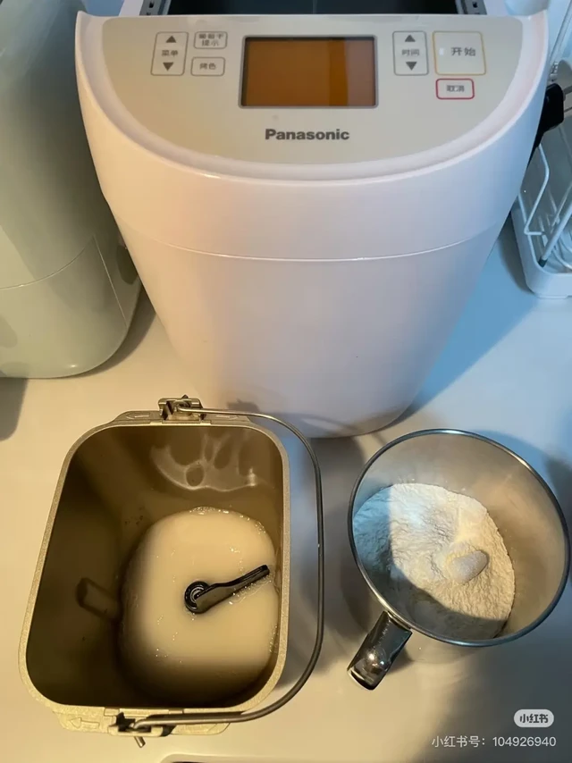松下面包机-PY100 馒头(超简单)
利用松下面包机的“饺子皮面团”这个功能,可以轻松做出好吃松软的馒头,我是个永远学不会和面的南方人,从此也有救了🤣
🍠🍠🍠🍠🍠🍠🍠🍠🍠🍠
水145g
普通面粉2