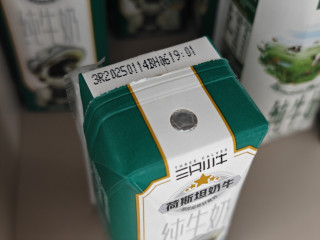 9毛一盒的纯牛奶，真的比还水便宜