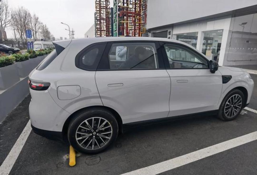 15万级唯一激光雷达SUV!零跑B10实测续航不虚标,底盘调校竟有玛莎拉蒂基因?
