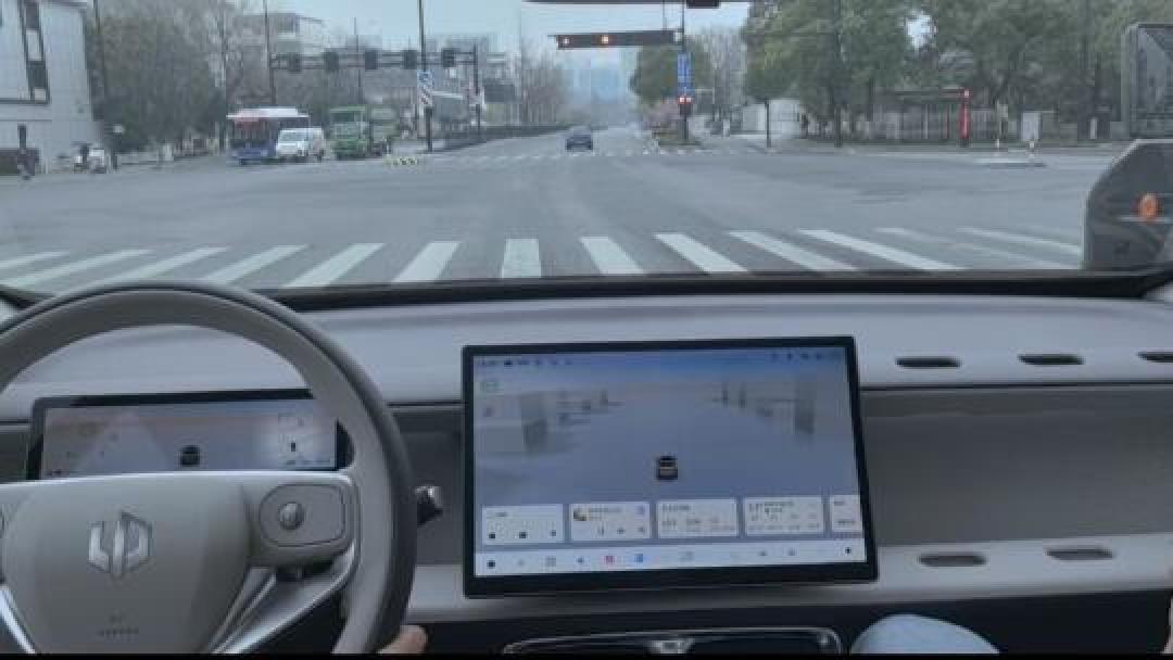 15万级唯一激光雷达SUV!零跑B10实测续航不虚标,底盘调校竟有玛莎拉蒂基因?