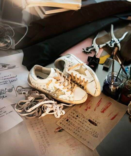 易烊千玺联名Golden Goose限量鞋履发布：书法墨团碰撞意大利做旧工艺