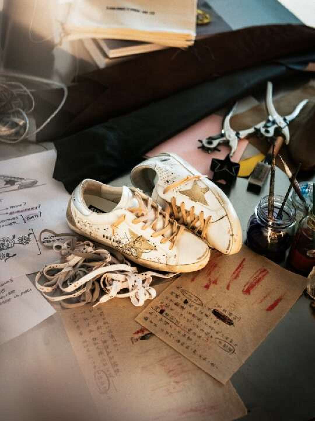 易烊千玺联名Golden Goose限量鞋履发布：书法墨团碰撞意大利做旧工艺