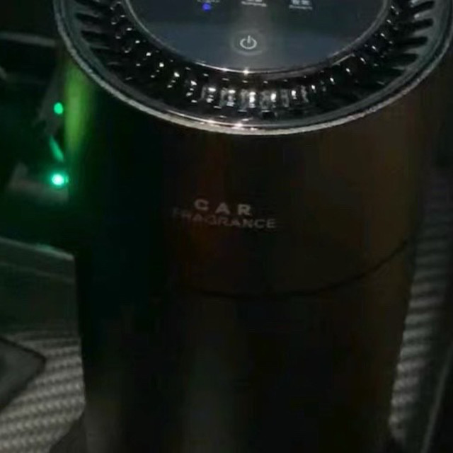 车轮碾过318国道，车载香薰仪正吐出第三缕雪松香。
