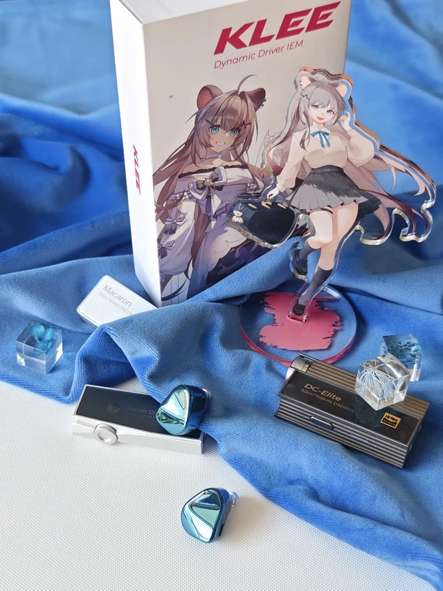 让可莉甜音一步一步向前。💎不知不觉有3个艾巴索尾巴
正好，搭配写一期可莉
三个尾巴听感变化
Niko绮可的立牌真好看 
耳机：艾巴索 可莉 KLEE
小尾巴：Macaron+DC07Pro+DC-El