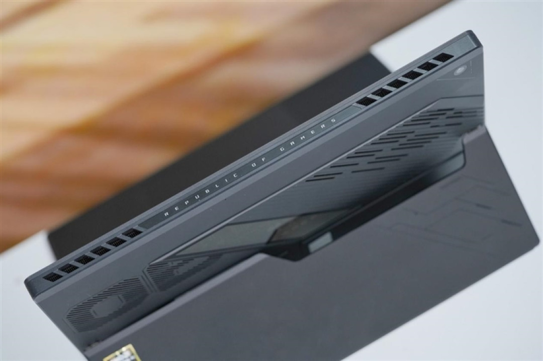 CPU超越i9-14900HX、核显强于RTX 4060!ROG幻X 2025评测:唯一能跑70B大模型