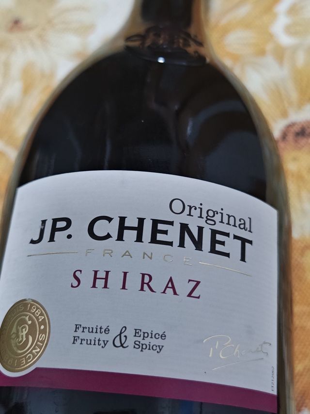 香气浓郁的香奈西拉干红葡萄酒。