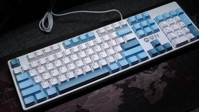 不到一百块的机械键盘，手感、RGB、响应速度它竟然都给了！