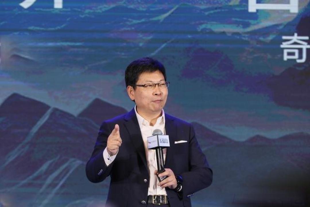 华为CEO余承东晒15年前帅照,引发关于其成长与成就的热议