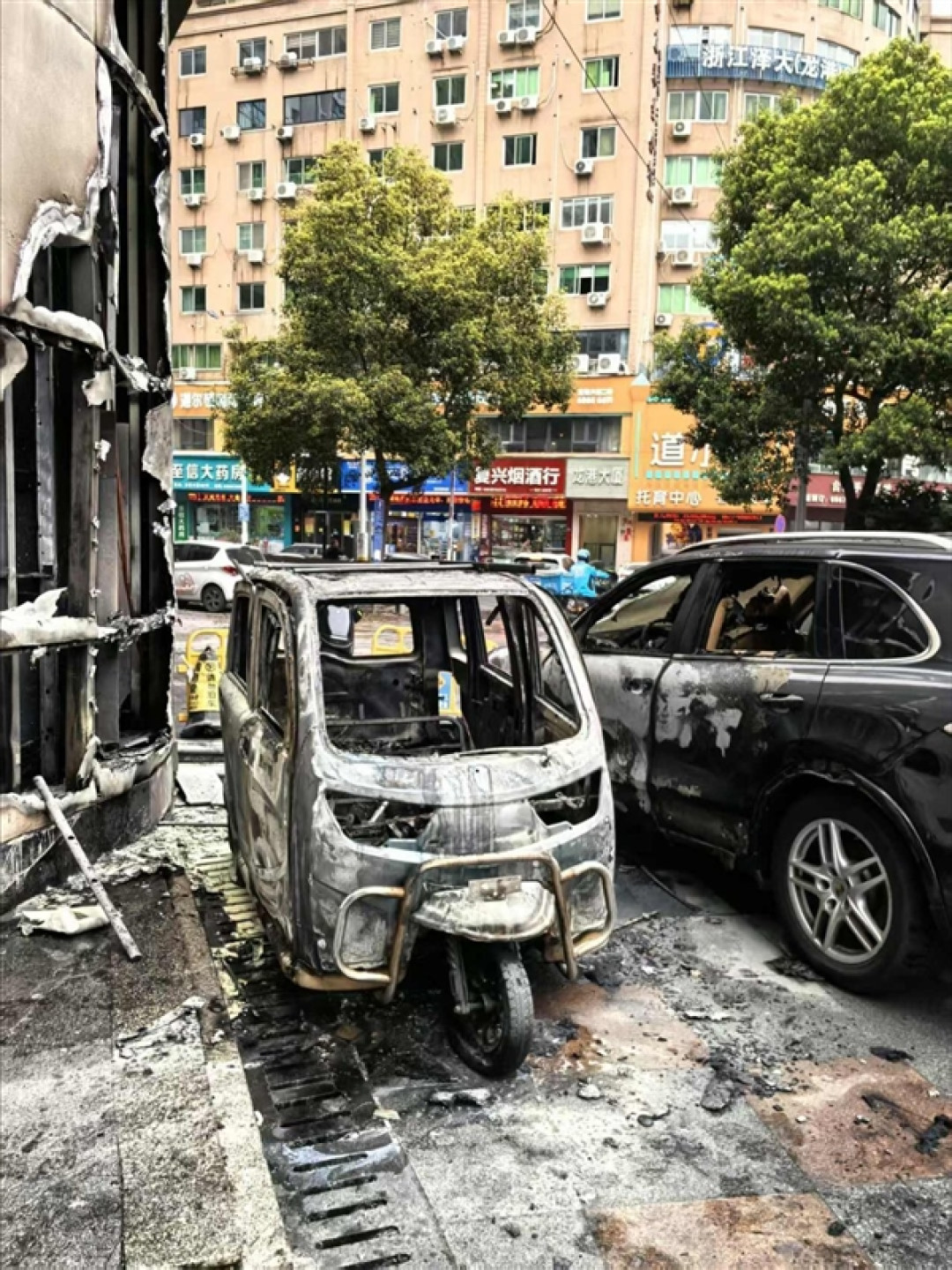 老头乐自燃殃及一旁保时捷卡宴:直接将其烧报废