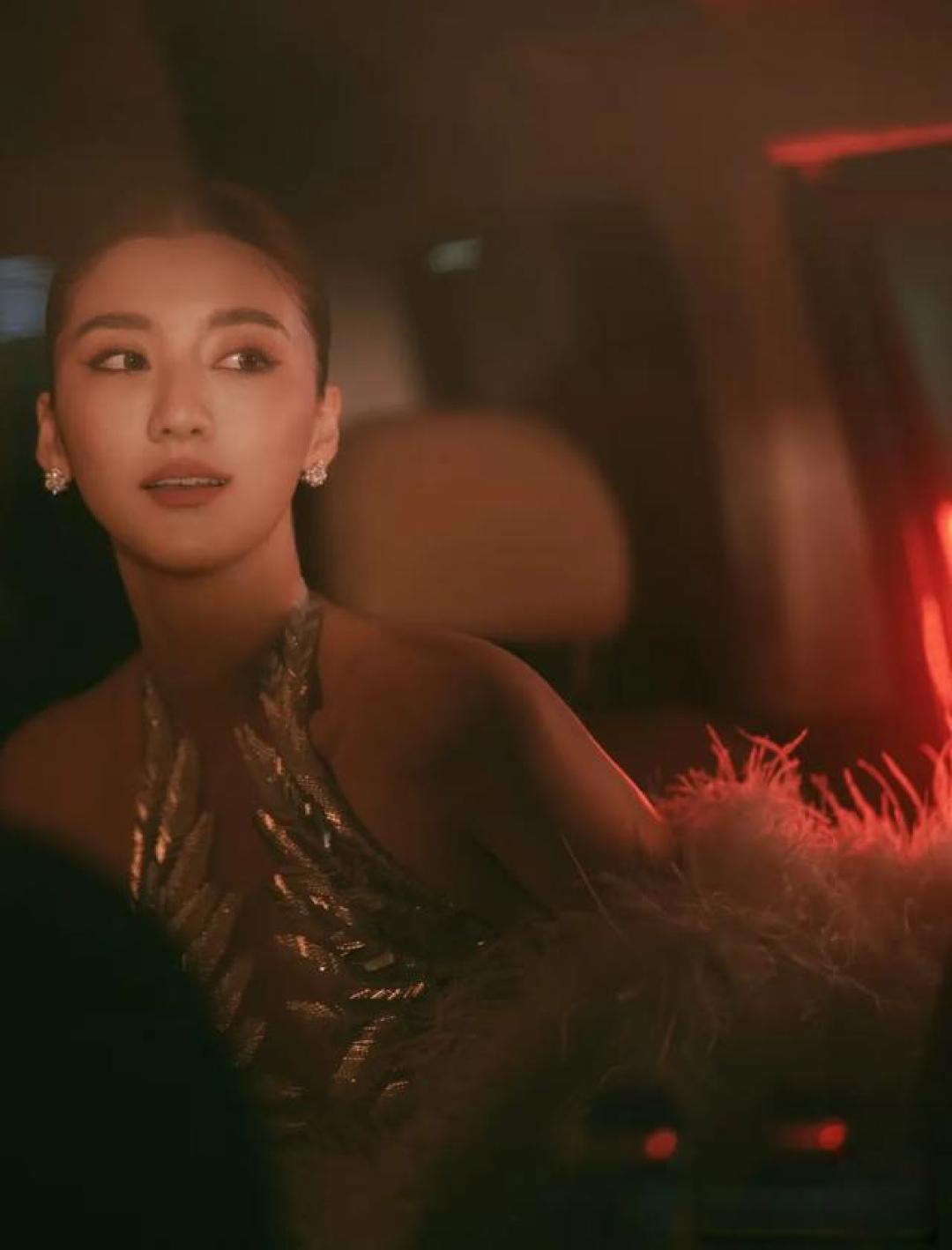 吴千语的港式花螺美学：松弛感背后的豪门生存智慧
