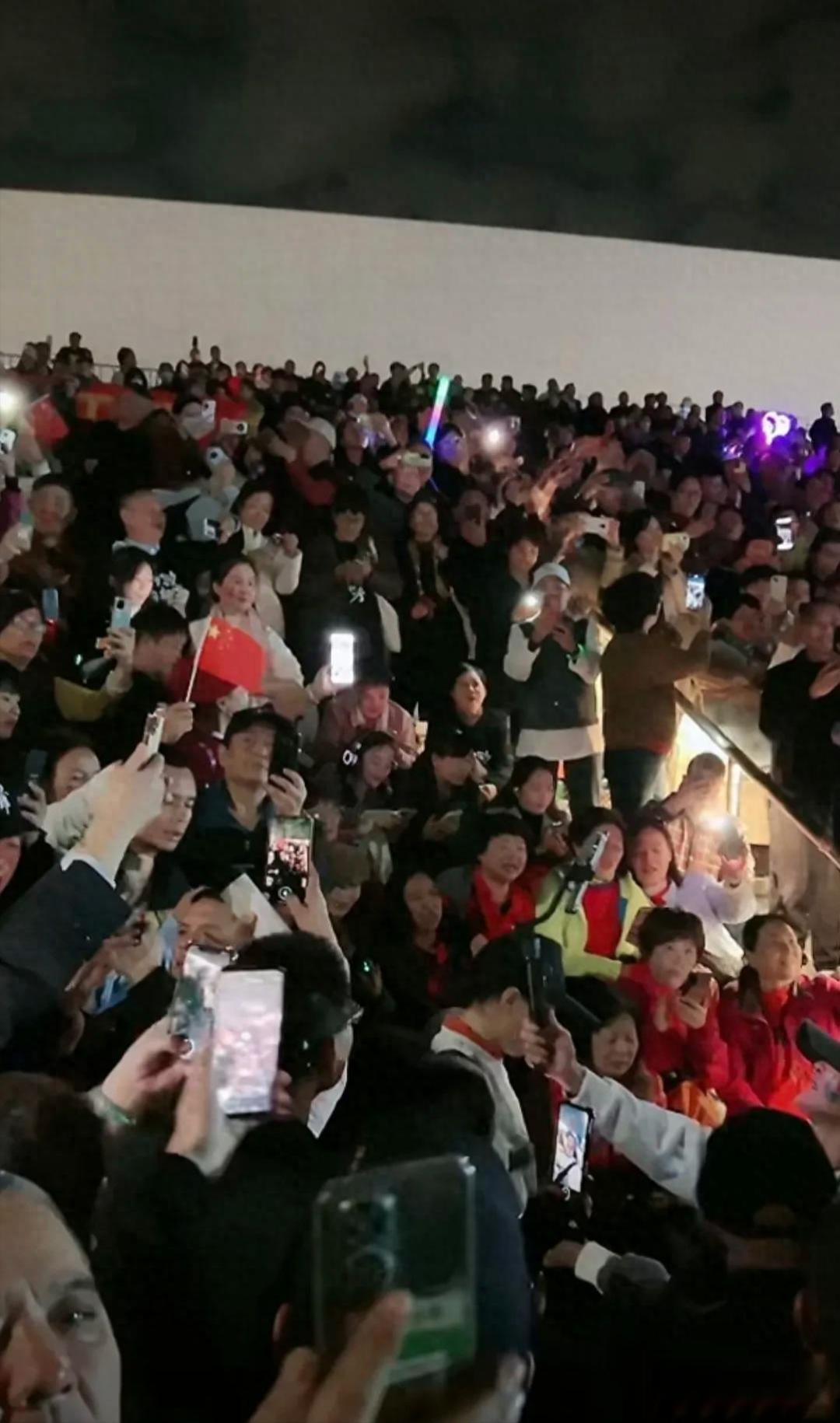 《中年人的深夜狂欢：刀郎演唱会散场后的街头声浪与集体共鸣》