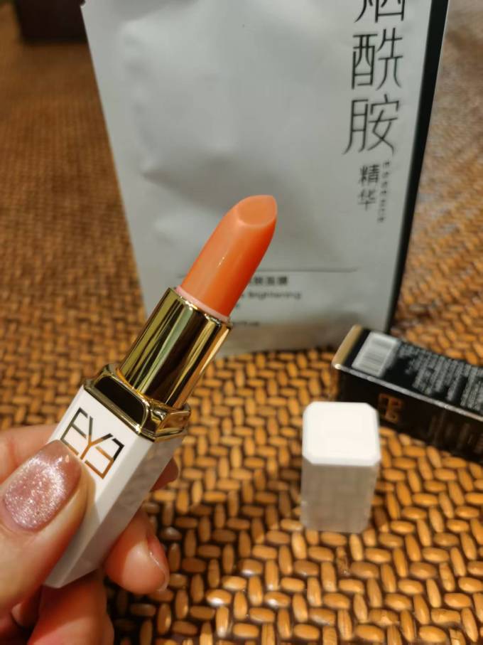 依漾润唇膏