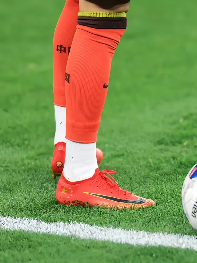 为豪哥定制的新战靴🇨🇳。很多球迷尤其是热爱足球装备的朋友⚽
都关注到在国足🆚澳大利亚的比赛中
韦世豪上脚了一款从未亮相过的低帮版本
刺客12中国行配色 后跟特别印制五颗金星 ⭐
在杭州7万人的主场氛围
