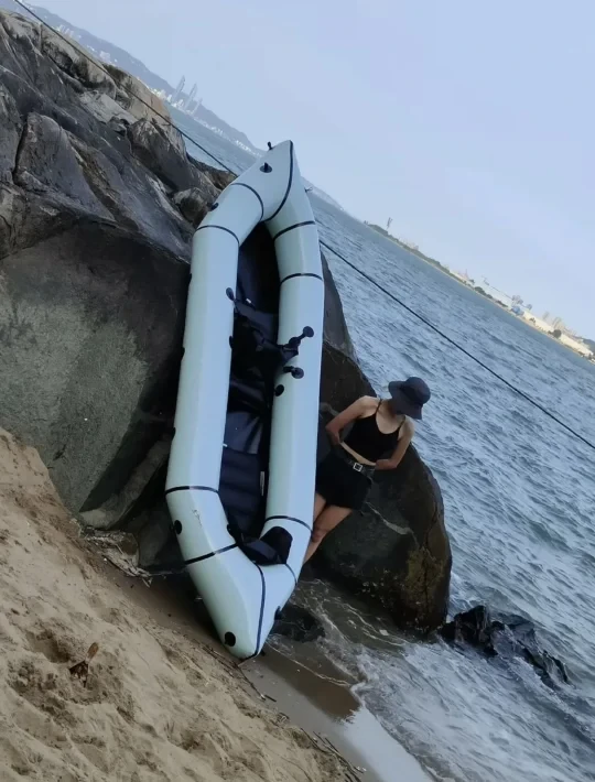 lst 龙仕腾皮划艇 超轻背包皮划艇！！！
超轻皮划艇背包船TPU超轻材料双人大梭鱼非MRS
尺寸330 ，2个坐垫 2个靠背，
大梭鱼 330cm
小梭鱼 270cm
双人大梭鱼款 2大1小毫无压力