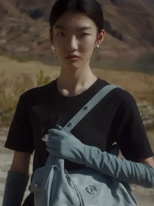 灵感源自吐司的温润形态，包身上缘的柔和弧度，恰如其分地贴合身体曲线。 
全新Toast Hobo 首次搭载精钢五金，并以乌木棕/雾霾蓝色彩呈现，现已上市，即刻探索。 
#GROTTO个乐 
#GROT