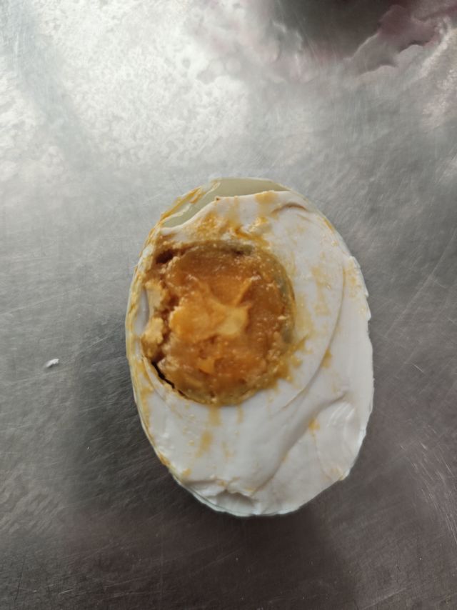 鄱湖鸭舍咸鸭蛋-蛋黄相当香！