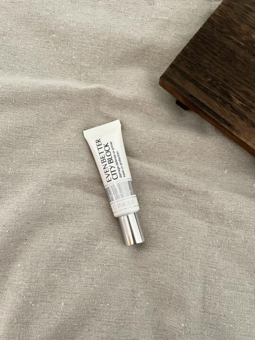 《敏感肌福音！倩碧光子镭射盾防晒如何实现防养一体不闷痘？》