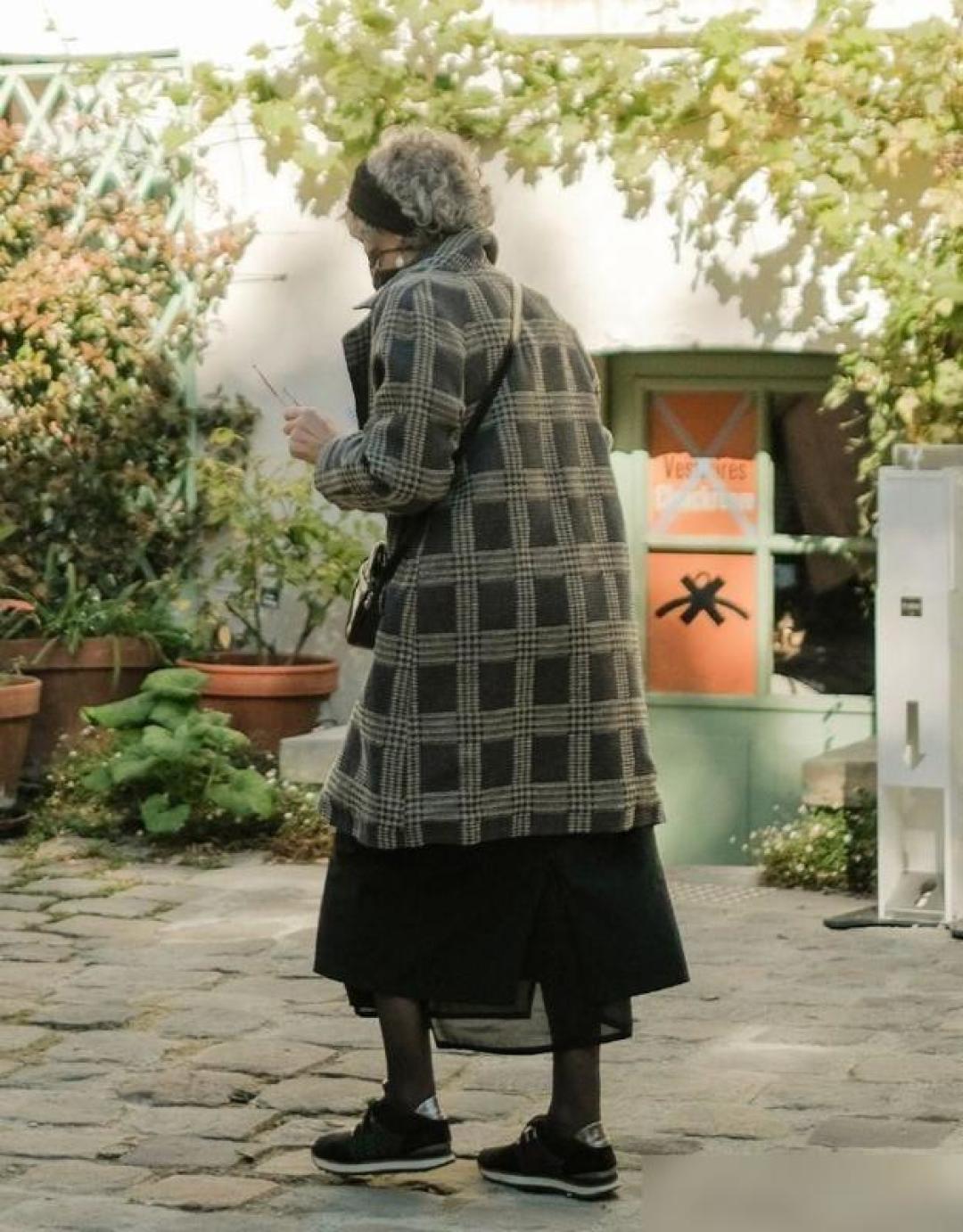 巴黎女人丝袜哲学:破洞、皱纹与松弛感成就法式优雅