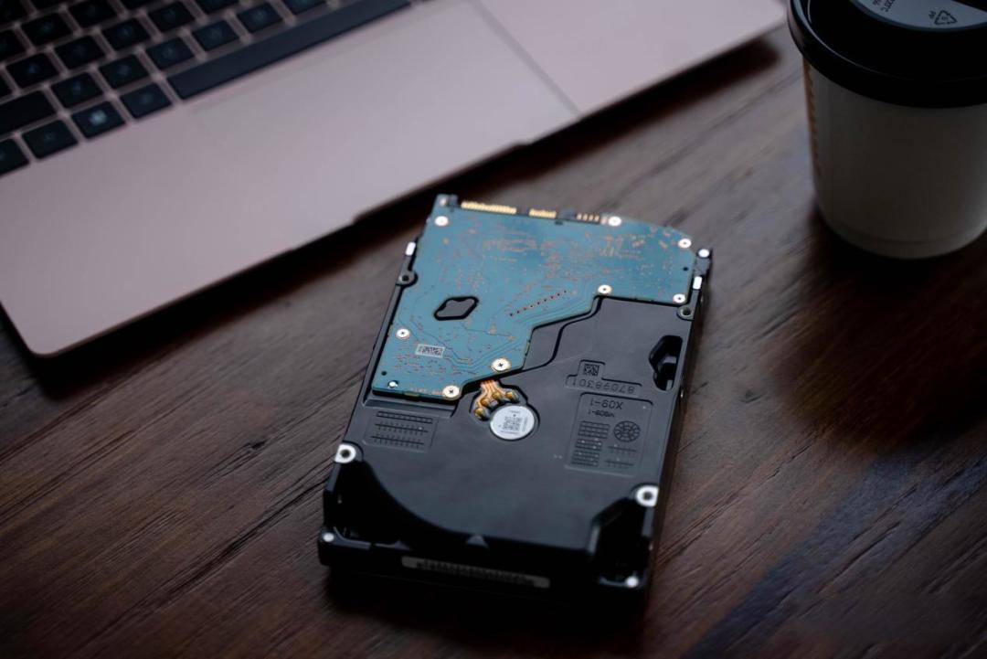 NAS硬盘怎么选?普通硬盘也能用!避坑指南与CMR选择全解析