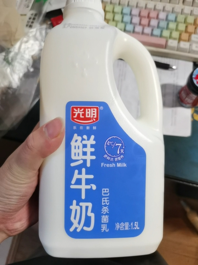 春天适合一起喝光明鲜牛奶。