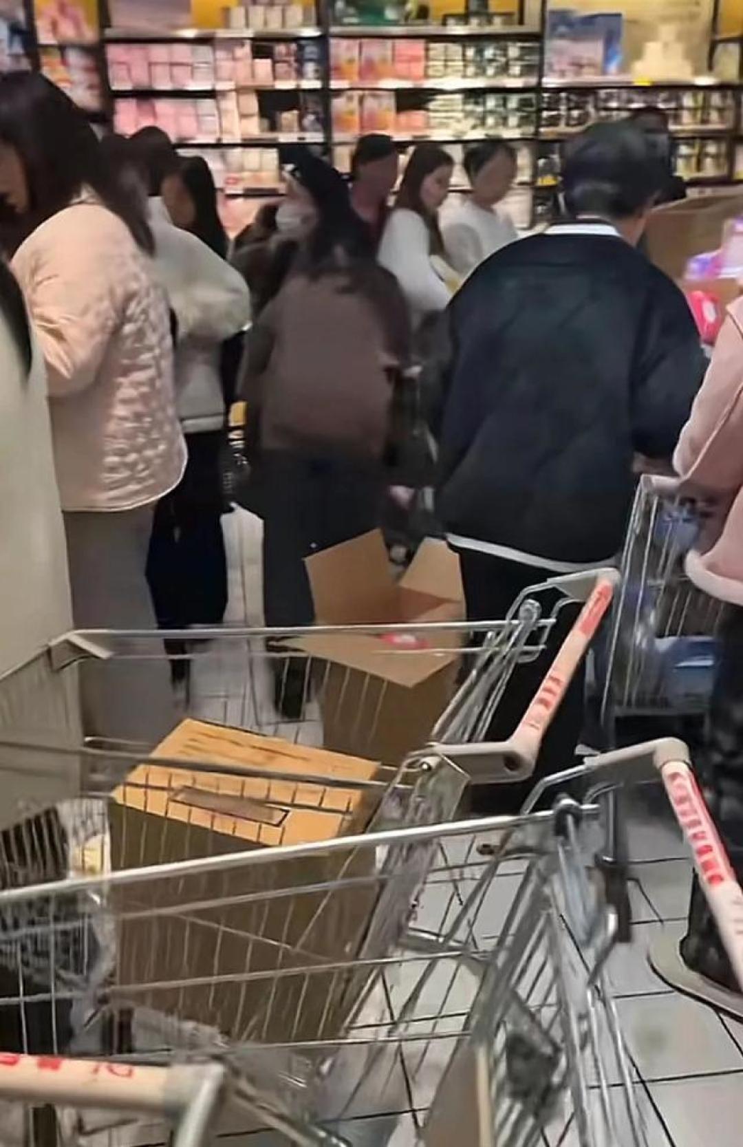 《168项检测报告挂上货架!胖东来卫生巾10秒卖空背后:中国女性不再沉默》