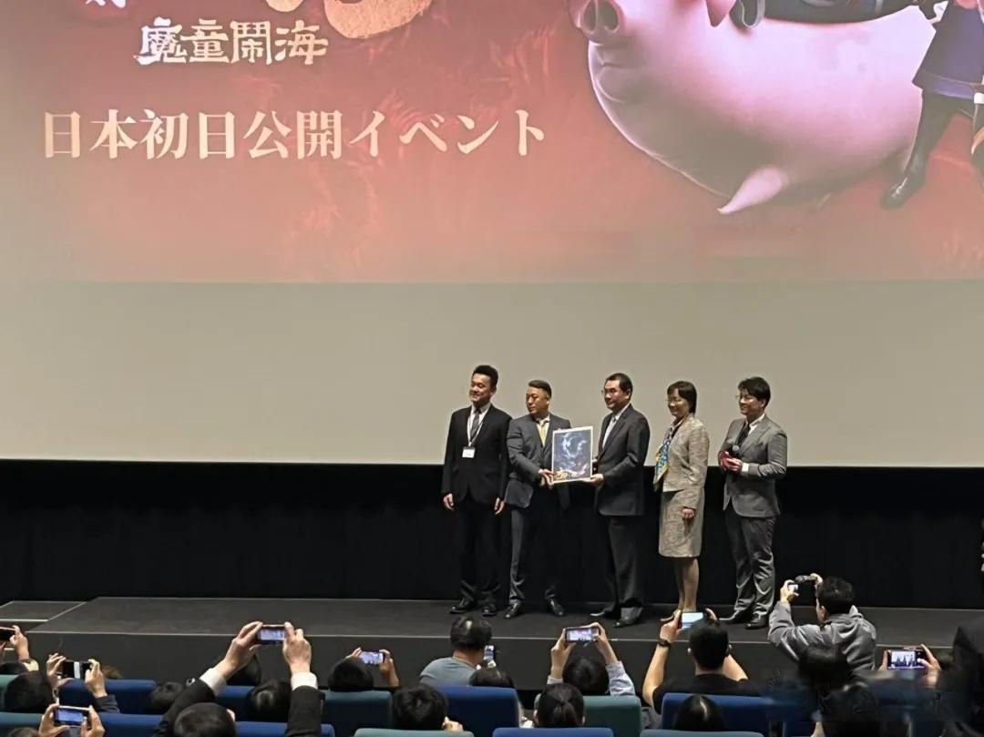 《哪吒2》日本票房爆棚遭院线质疑雇观众？华人跨城抢票、日本影迷中途憋尿二刷证实力