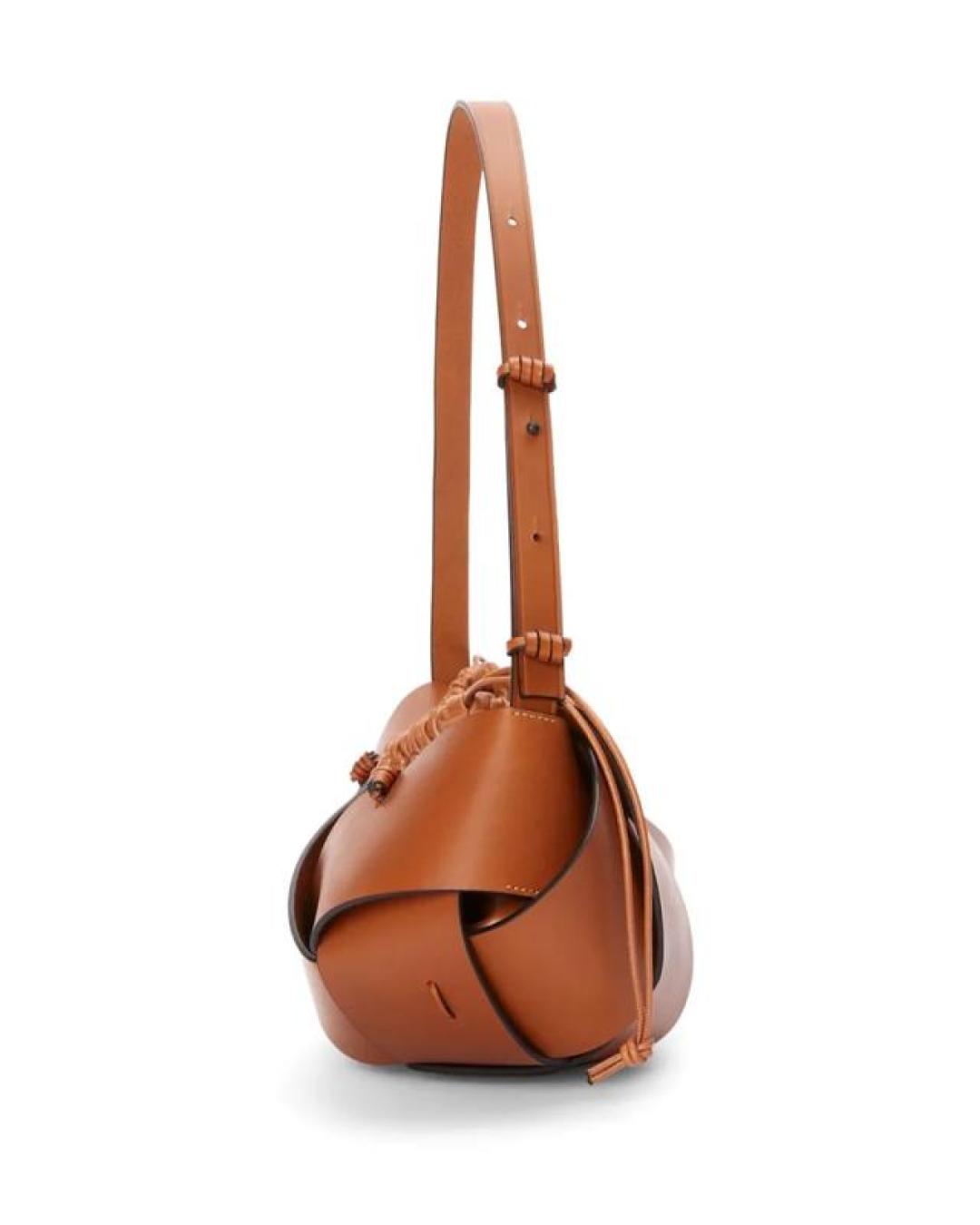 Loewe创意总监离任：11年缔造20亿欧元传奇，谁将接棒下一个艺术爆款？